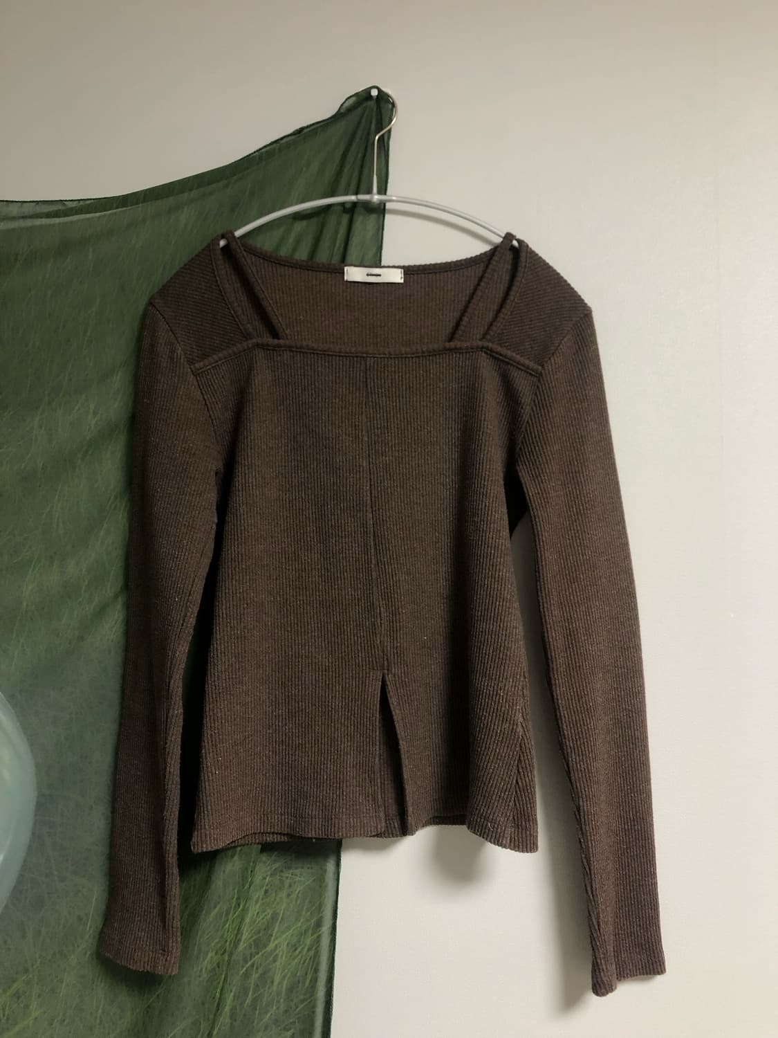 에트몽 ETMON 스퀘어넥 니트 브라운 상품이미지1