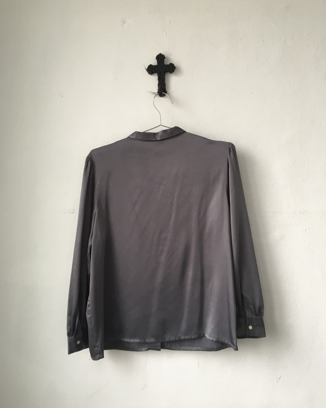 Line detail glossy blouse 상품이미지3