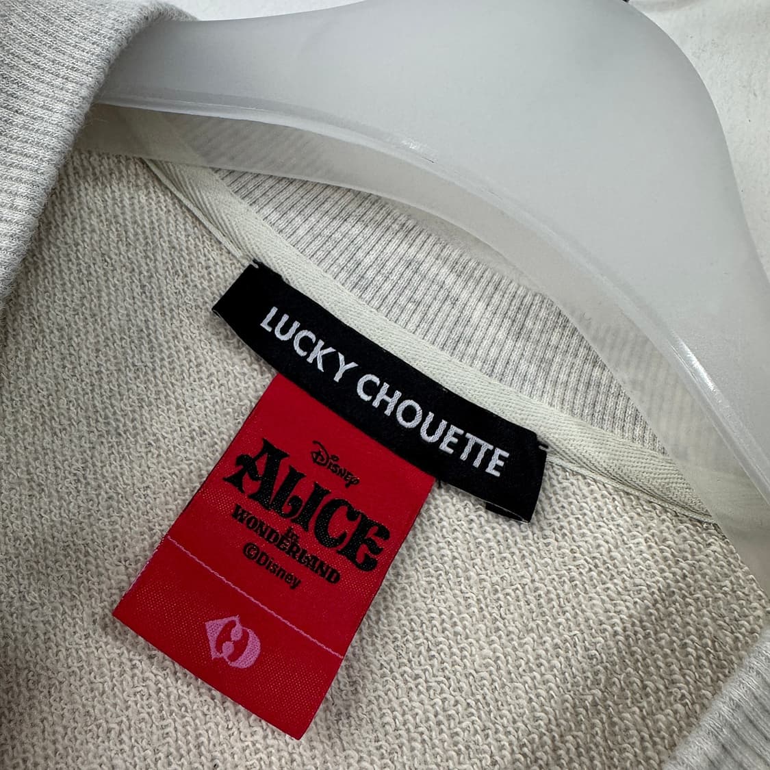 럭키슈에뜨 앨리스 프린트 맨투맨 티셔츠 상품이미지4