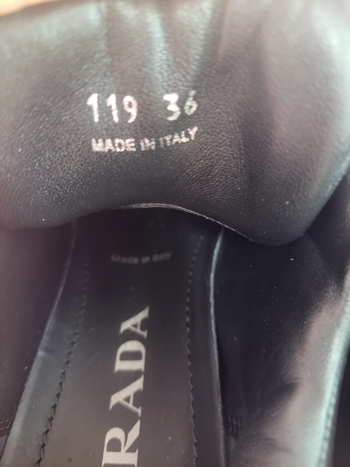 정품)급처3번신고명품세탁완료!프라다 삼각로고 나파 패딩 가죽스니커즈운동화 상품이미지3