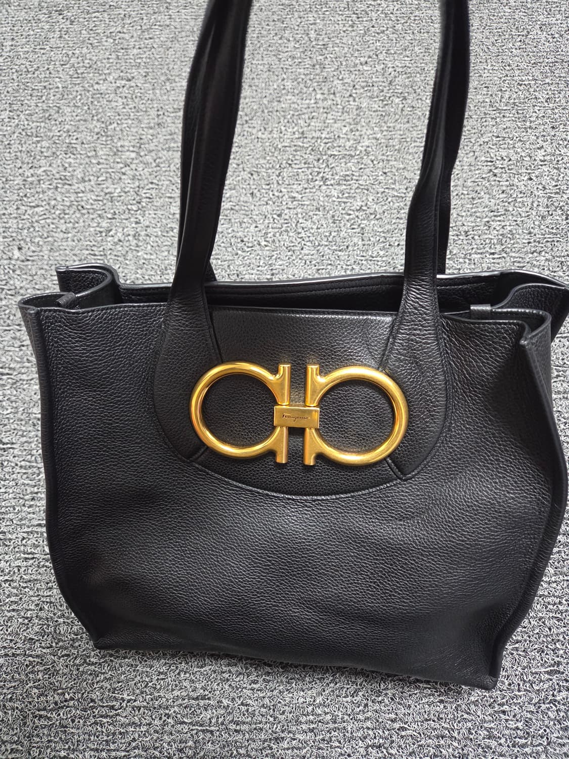 페라가모 맥시 간치오 토트백 상품이미지7