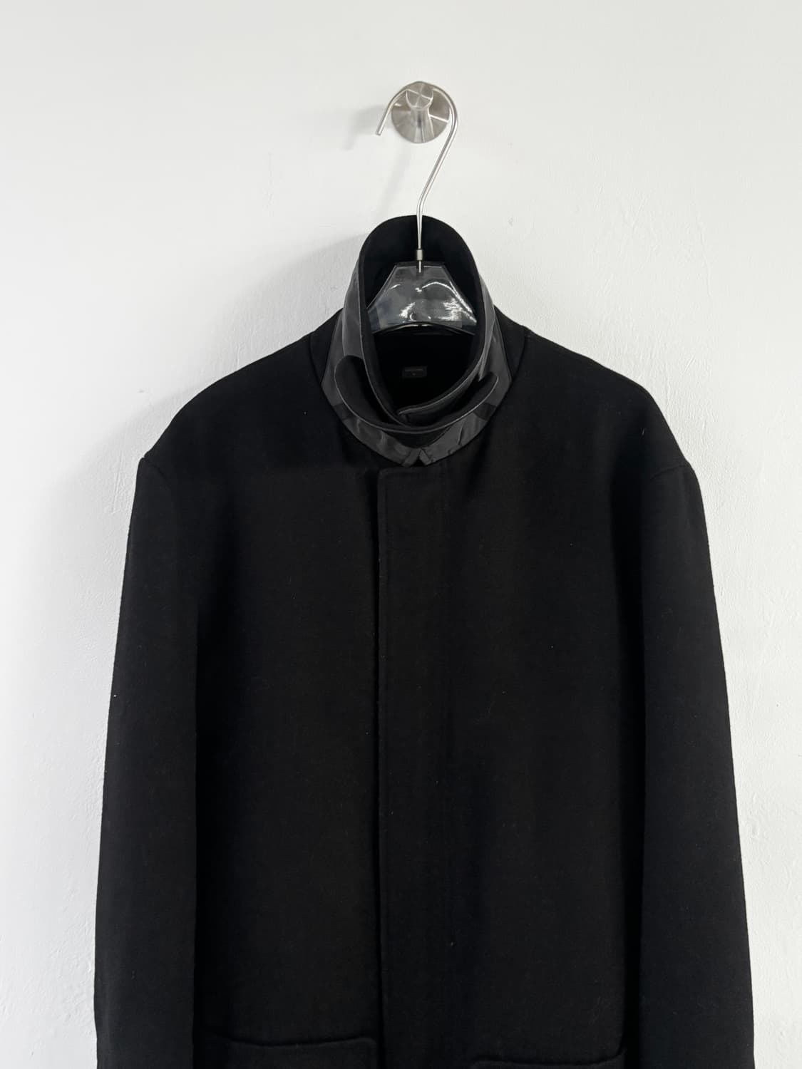 아르마니 익스체인지 하이넥 레더 카라 맥코트 상품이미지5