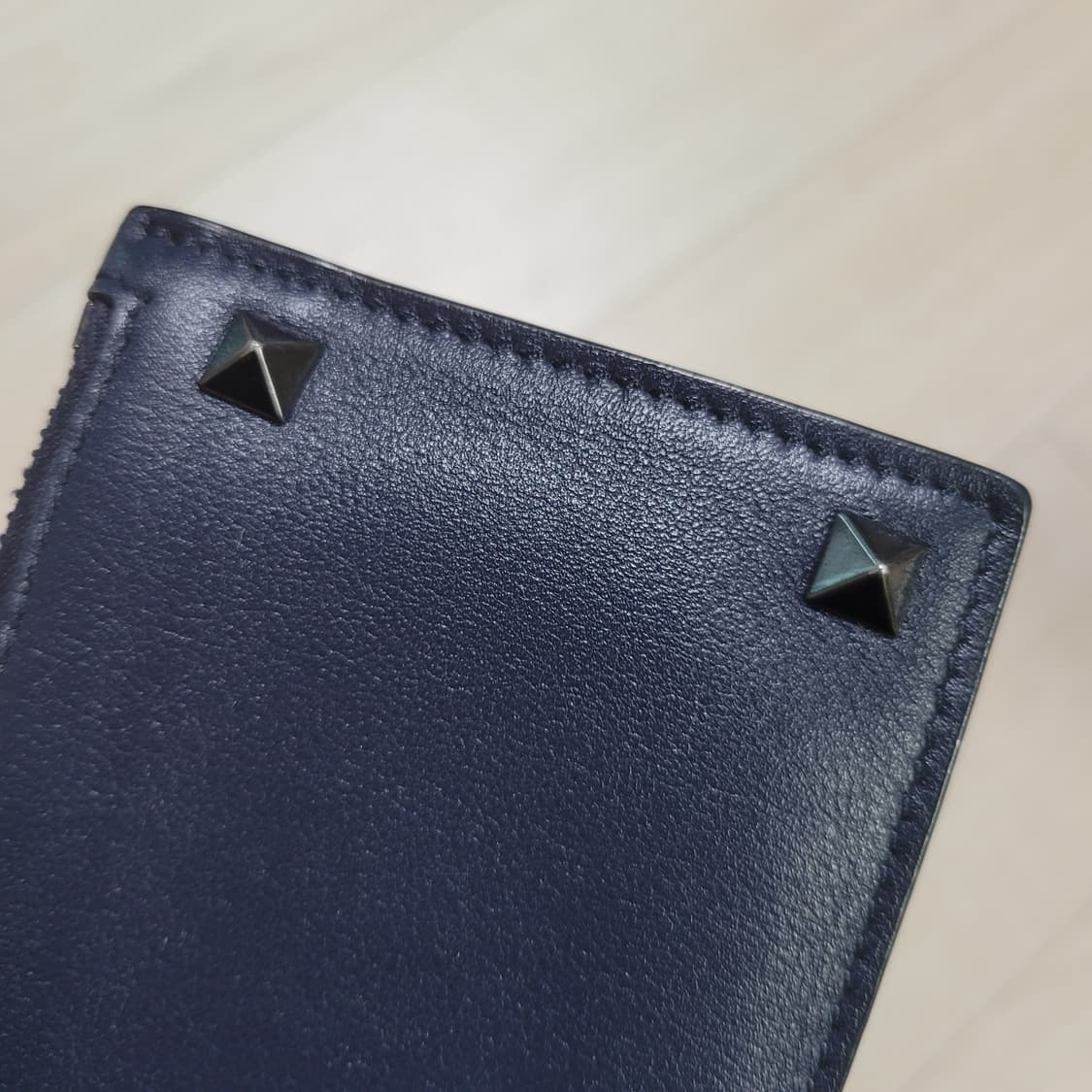 네이비 색상의 발렌티노 락스터드 카드지갑 상품이미지7