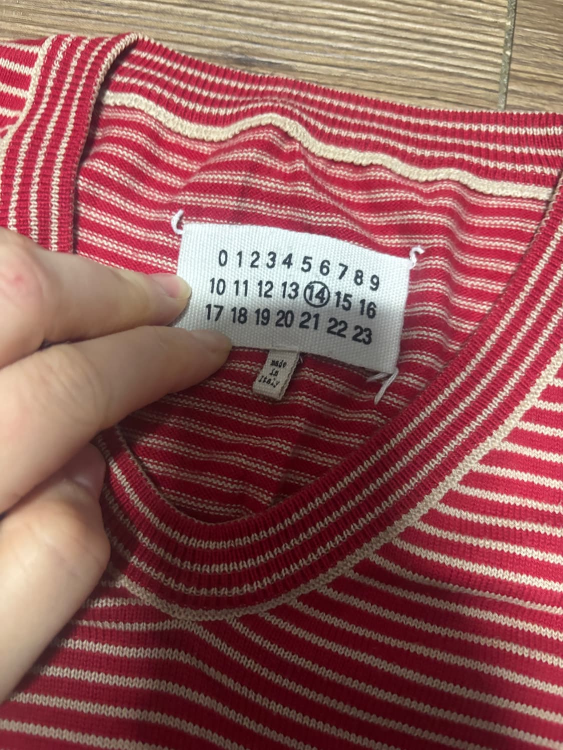 마르지엘라 스트라이프 브이넥 니트 상품이미지1