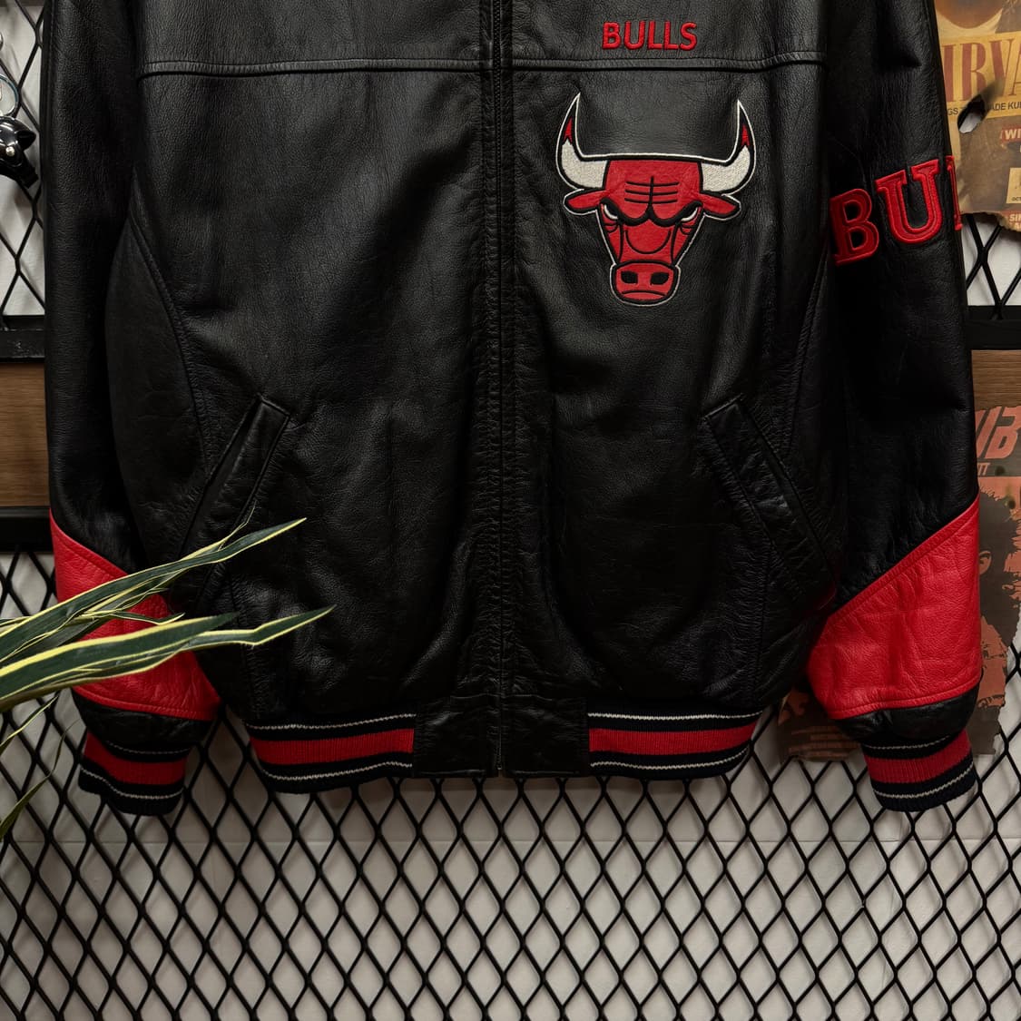 90s NBA X G-lll 칼뱅크 시카고불스 레더 바시티자켓 레드블랙 상품이미지4
