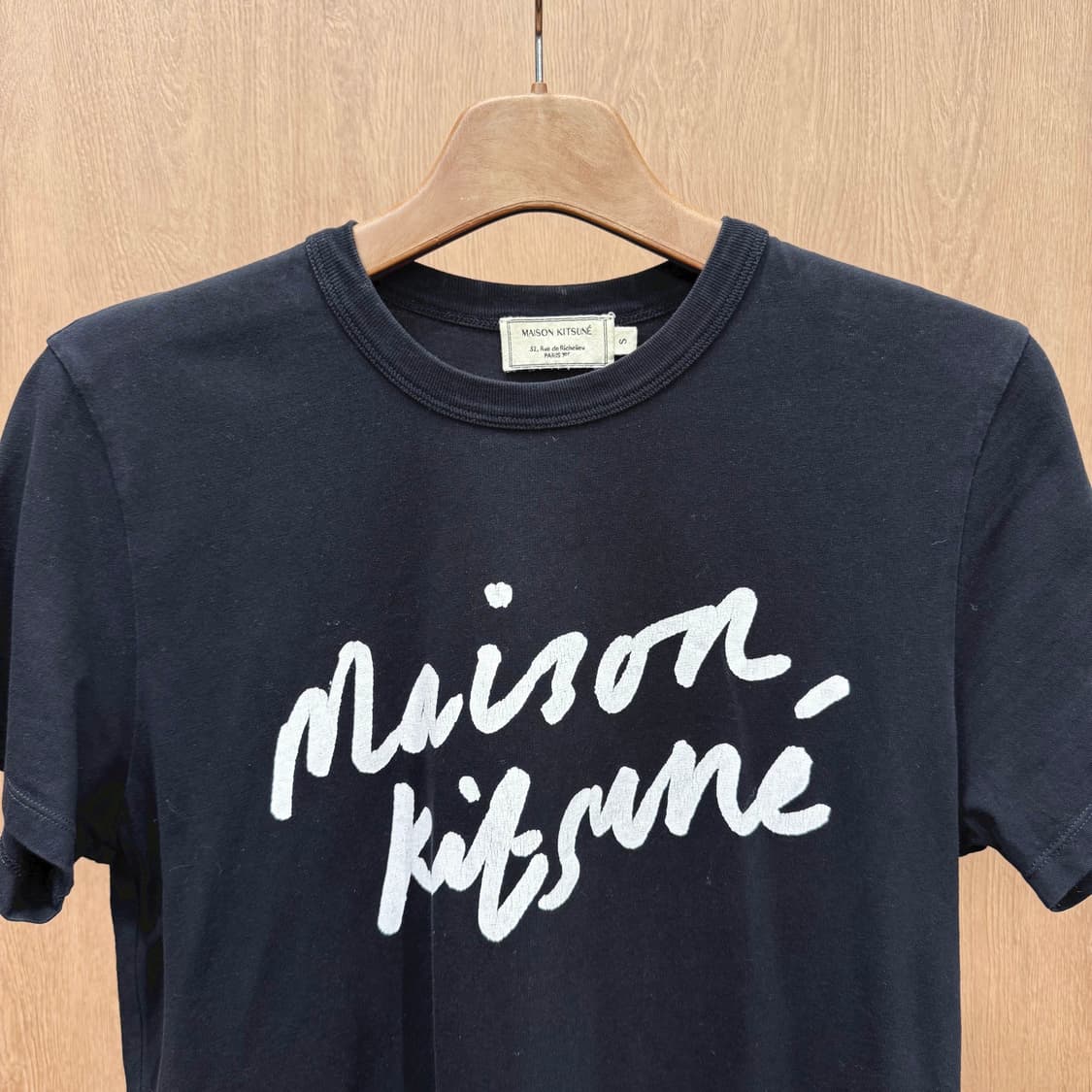 메종키츠네 반팔 티셔츠 시그니처 레터링 프린팅 디테일 블랙 상품이미지4