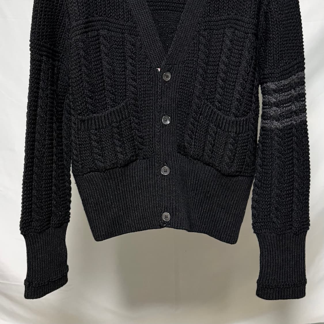 [S+급/4] 톰브라운 사선완장 아란 케이블 가디건 다크그레이 상품이미지3