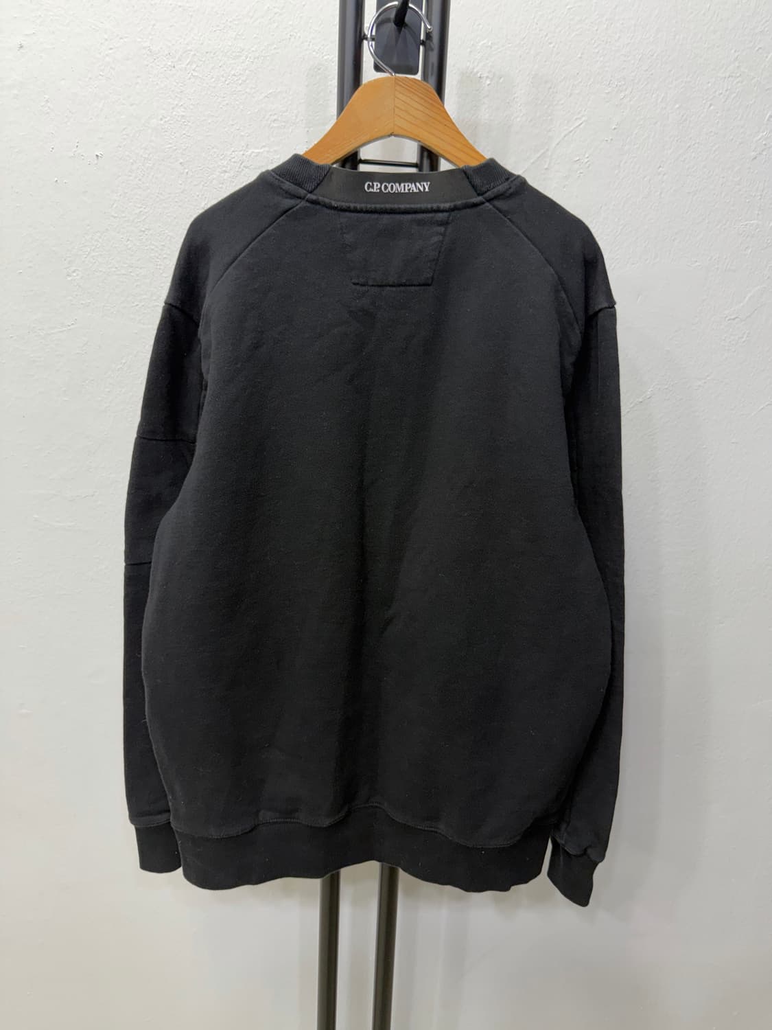 정품) CP컴퍼니 블랙 렌즈 맨투맨 XL 상품이미지5