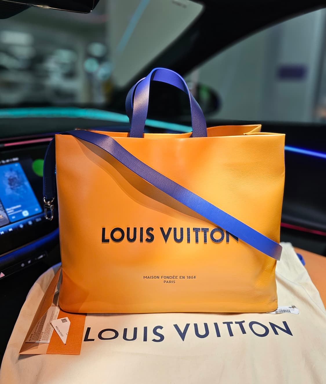 루이비통 퍼렐 쇼퍼 토트백MM 크로스 토트백 샤프란 라지사이즈 상품이미지1