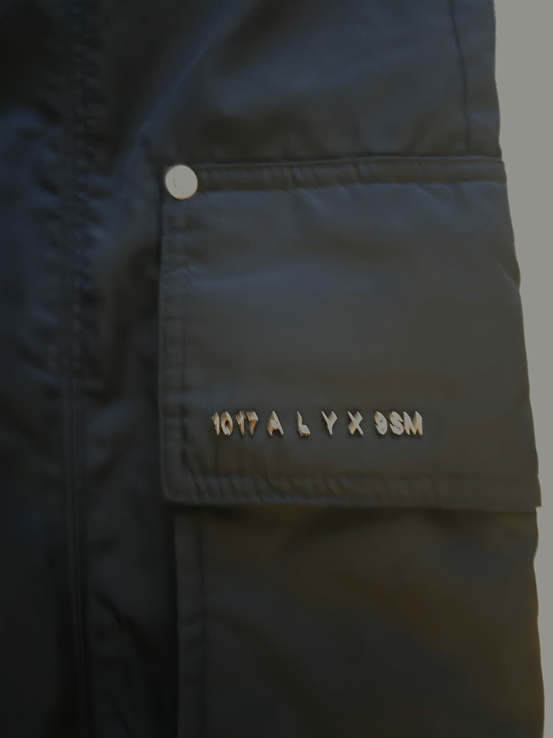 1017 ALYX 9SM 블랙 리벳 디테일 카고 팬츠 상품이미지8