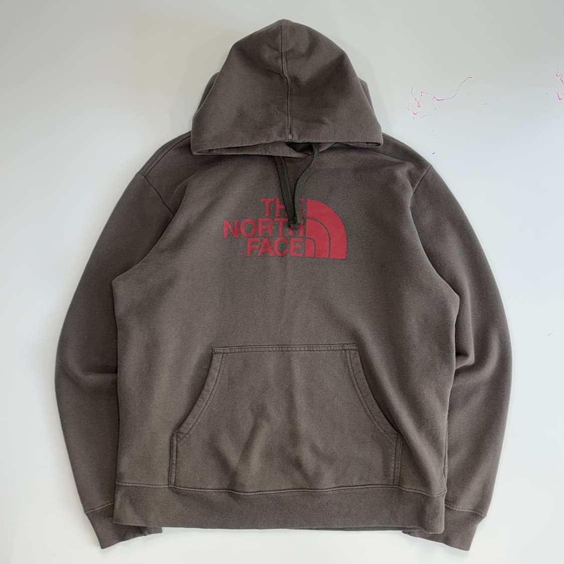 The north face 노스페이스 레드 로고 애쉬브라운 후드티 상품이미지3