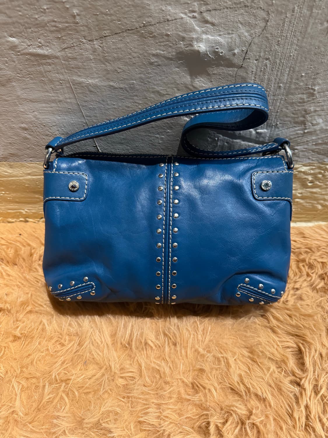 마이클코어스 아스터 스터드 숄더백 블루 상품이미지2