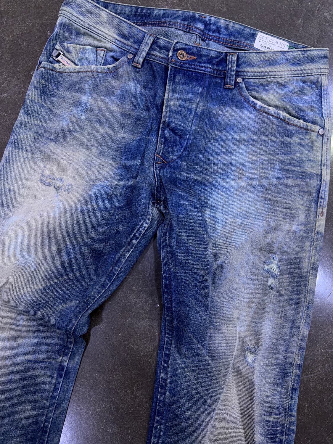 디젤 대런 빈티지 워싱 레귤러 슬림 테이퍼드핏 데님팬츠 32 상품이미지3