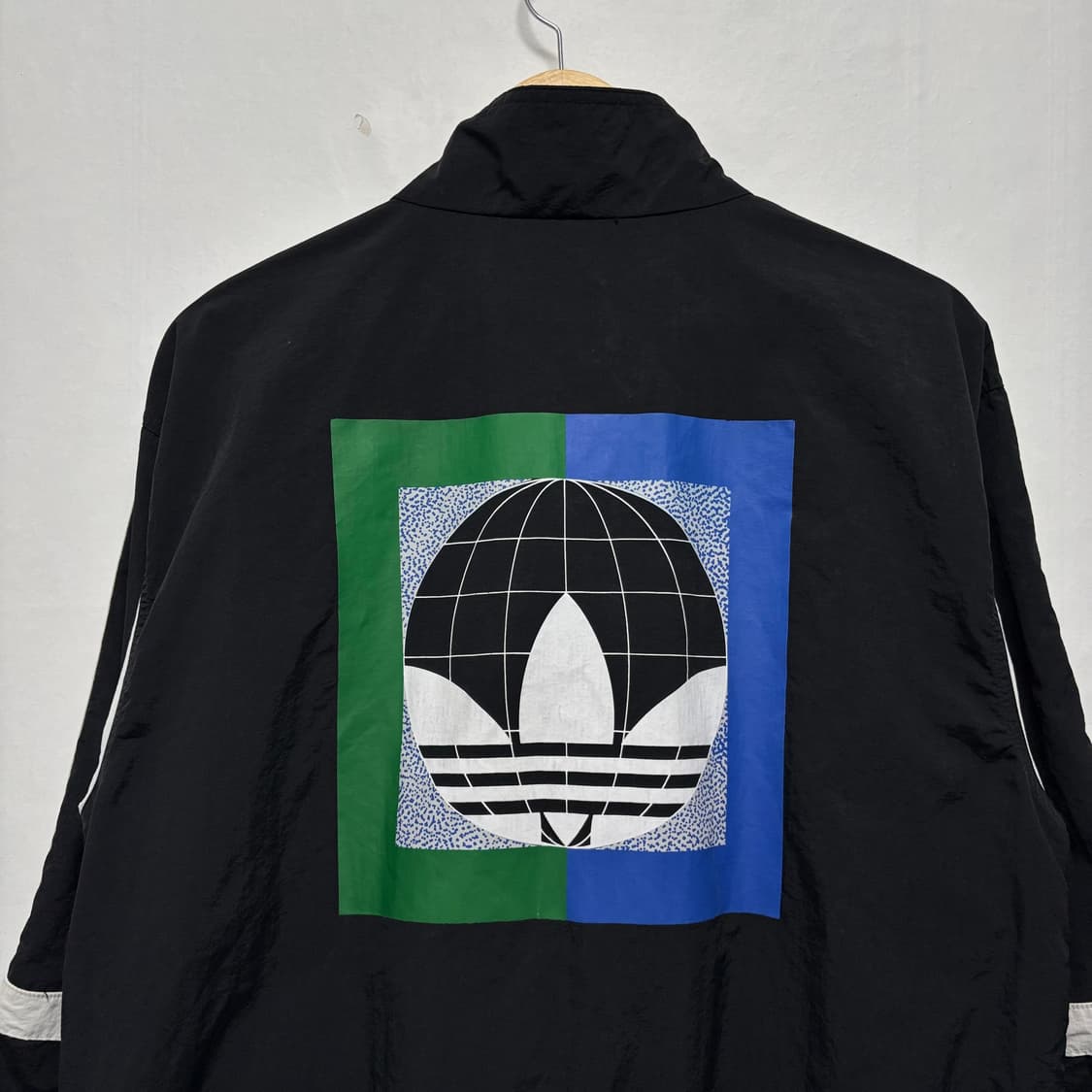 아디다스 검흰 빅로고 바람막이 상품이미지4