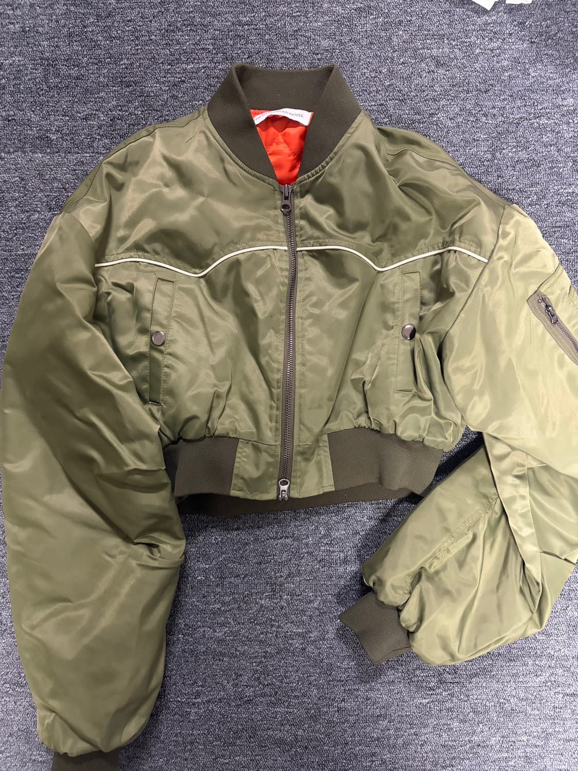 THE MYSTERIOUS HOTEL 카키 크롭 봄버 상품이미지1