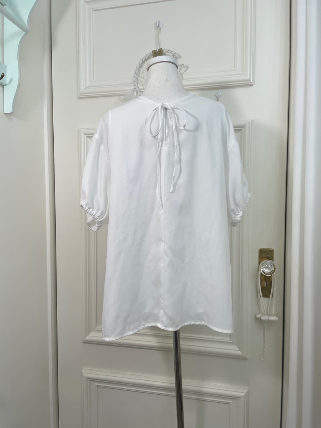 white shirring v-neck back bow blouse 상품이미지3