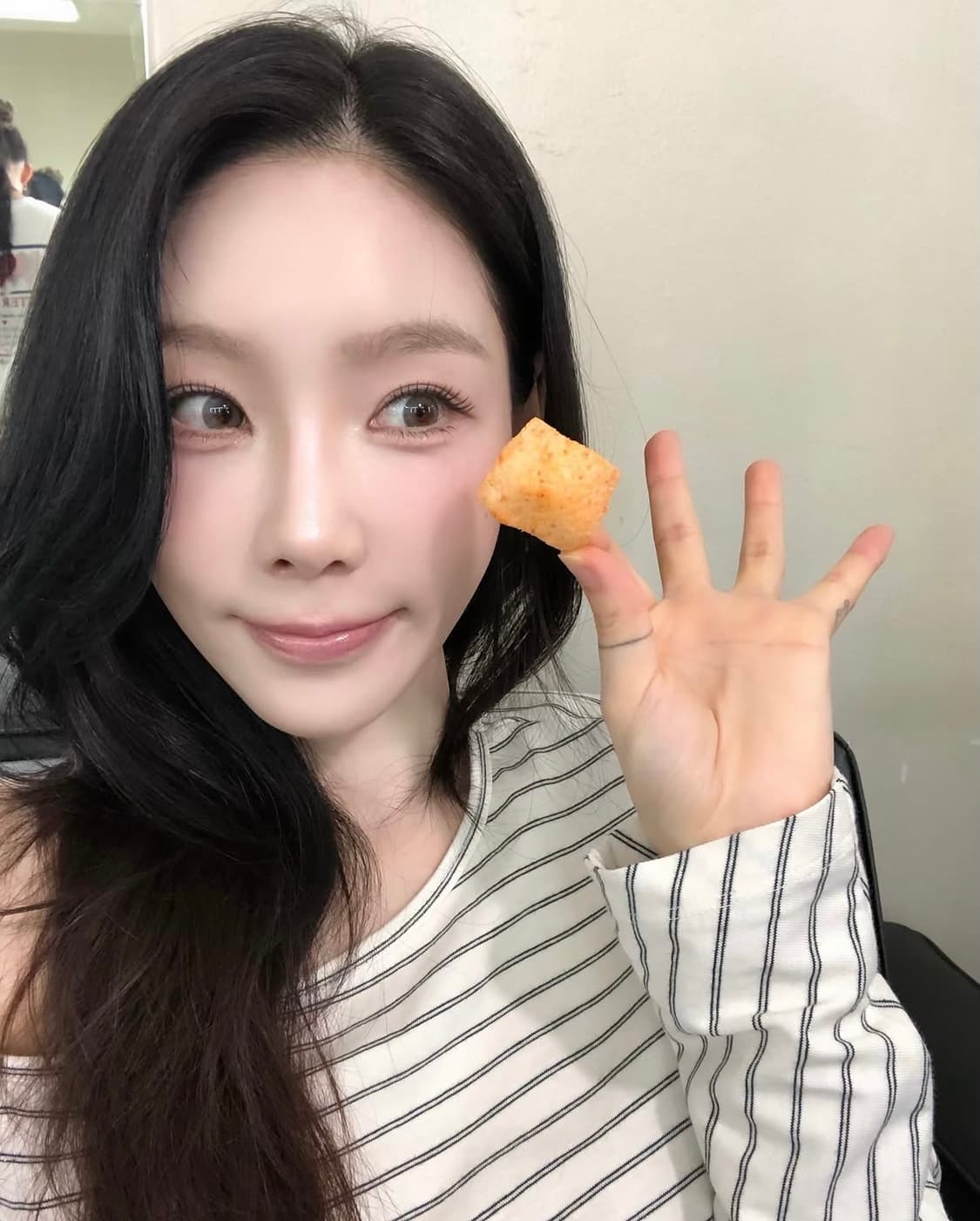 시메트릭퍼센트 탑 Striped Unbalance Top 태연착용 상품이미지3