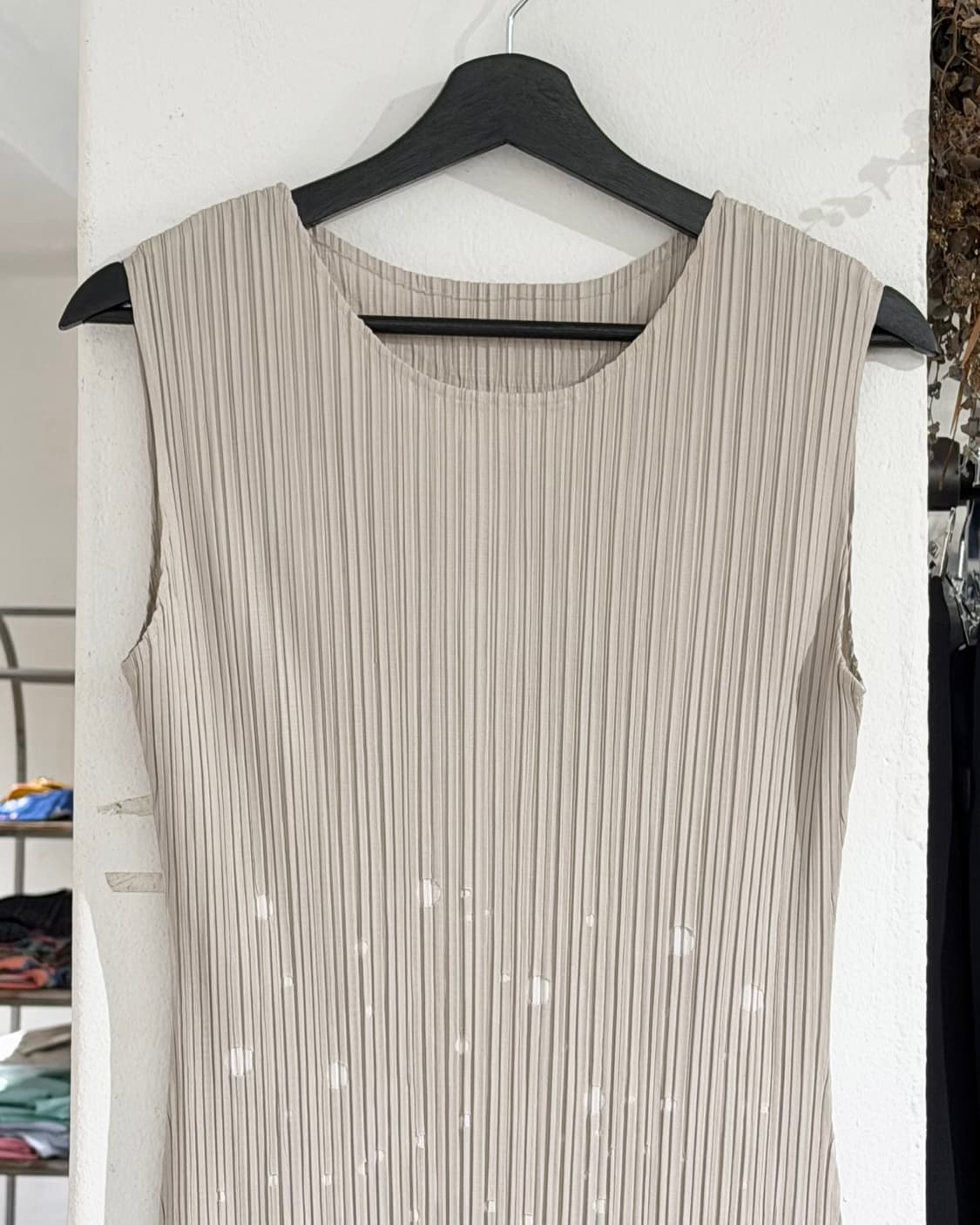 플리츠 플리즈 베이지 퍼포레이션 슬리브리스 드레스 상품이미지4