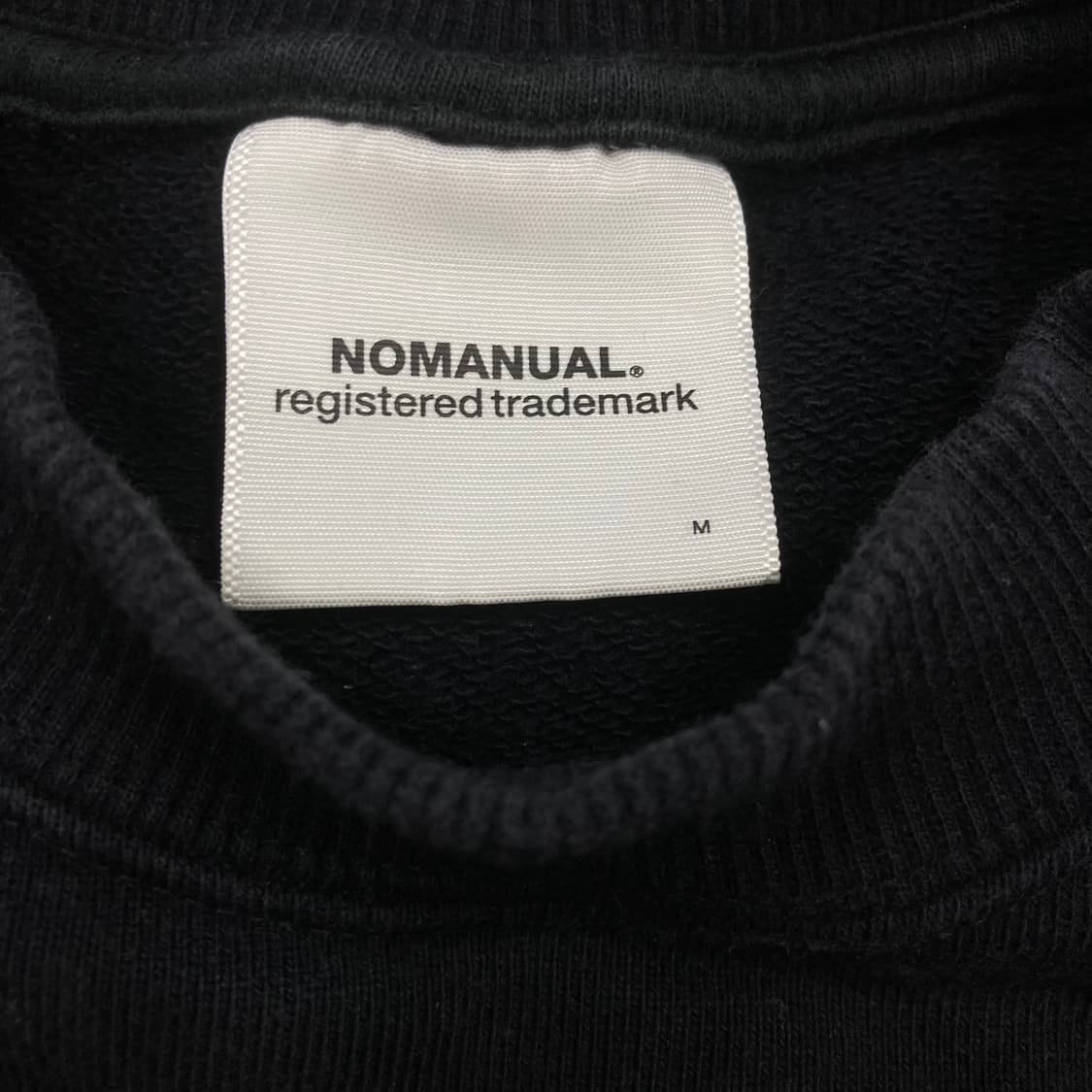 노매뉴얼 블랙 컬러 스펠아웃 맨투맨 상품이미지3