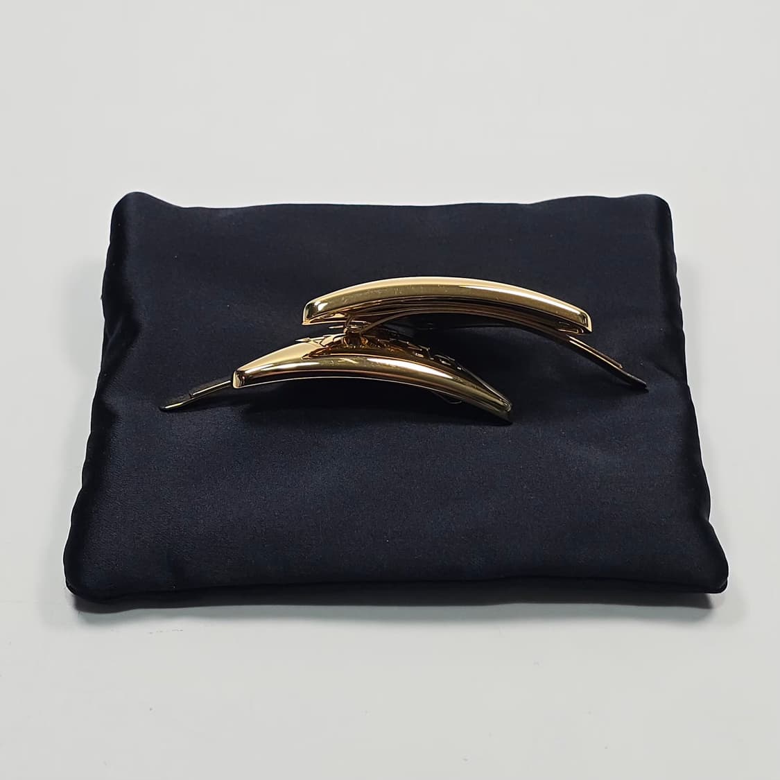 프라다 트라이앵글 로고 헤어클립 상품이미지5