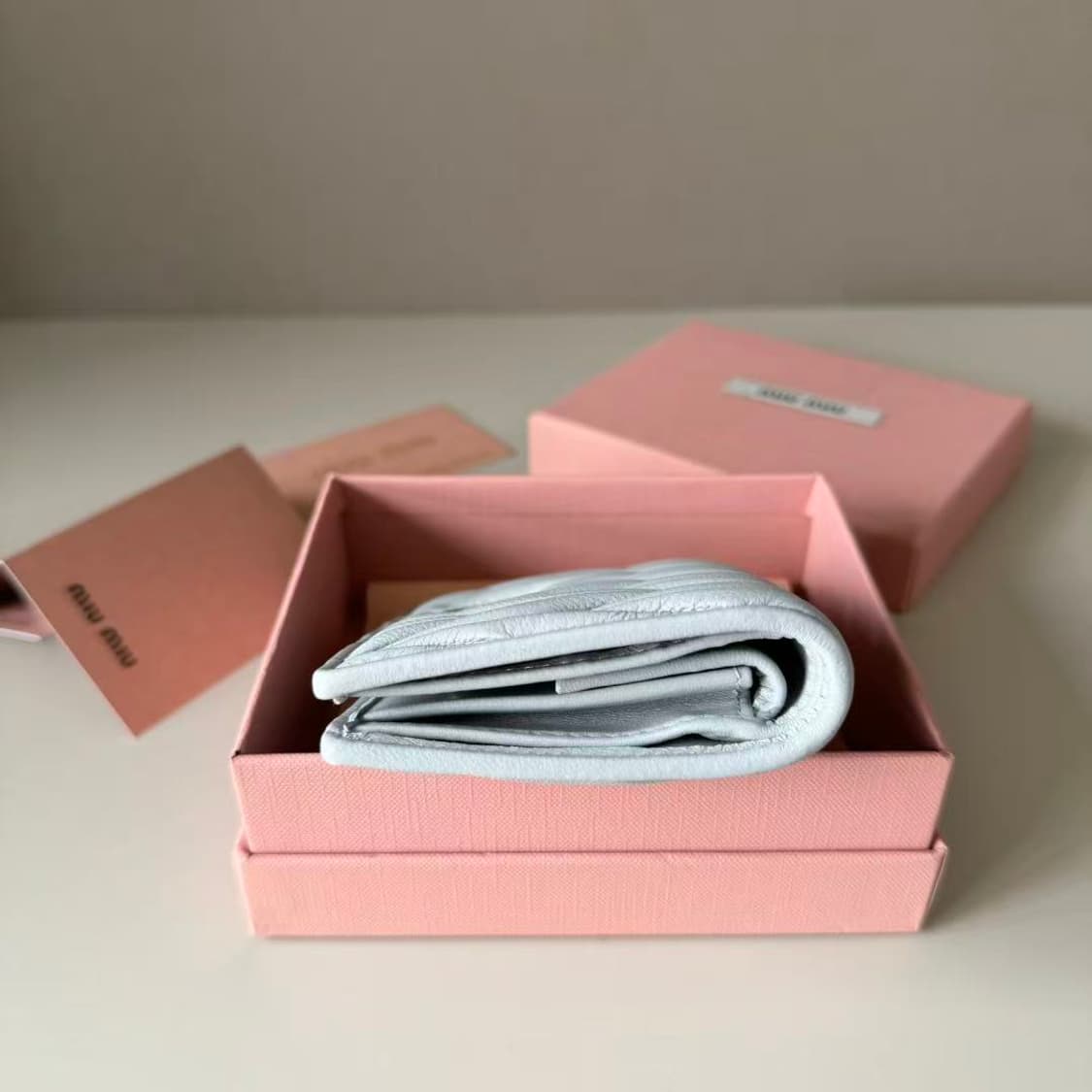 미우 미우 마테라쎄 나파 레더 카드 홀더 화이트 상품이미지6