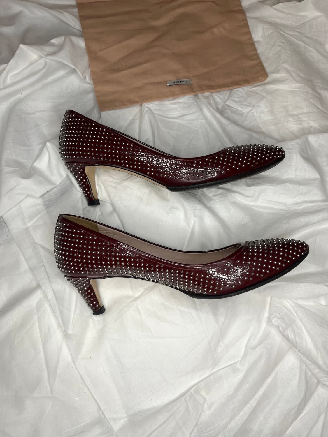 미우미우 패턴트 레더 스터드 키튼 힐 펌프스 상품이미지3