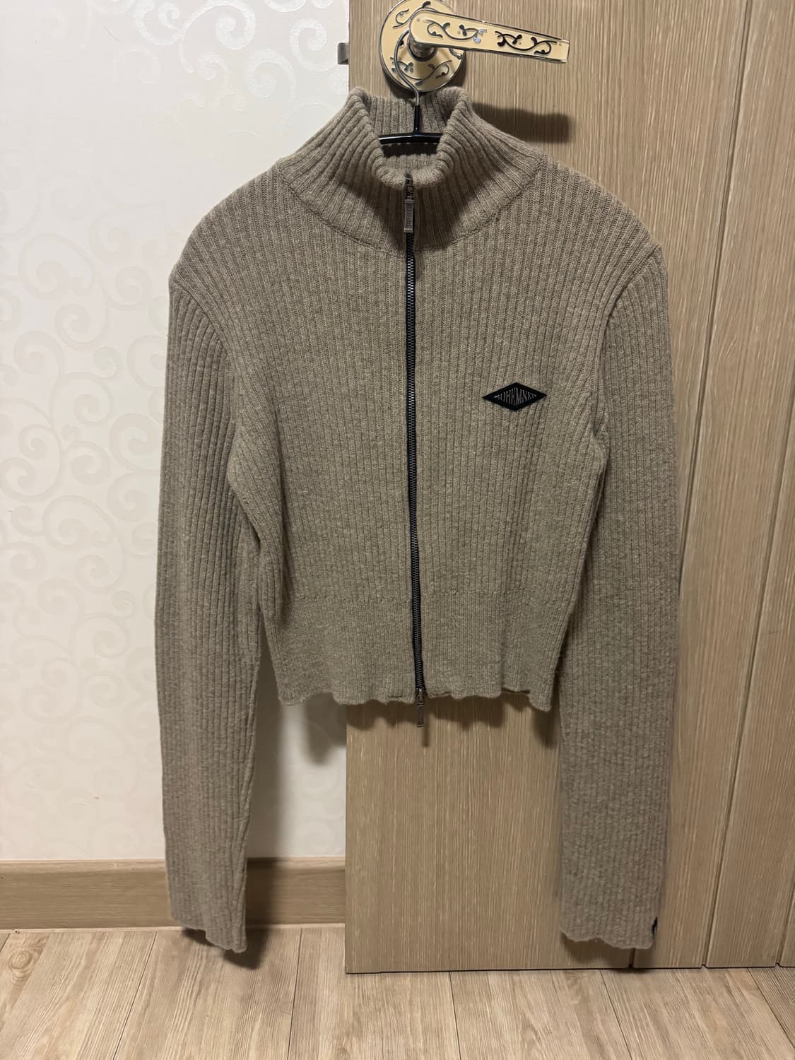 보헤미안서울 다이아 로고 하이넥 니트집업 베이지 상품이미지3