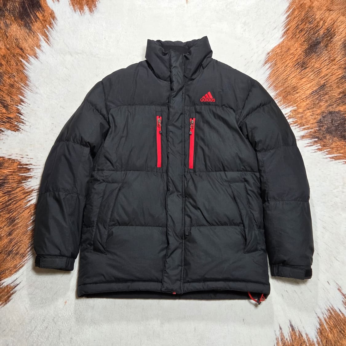 아디다스 덕다운 레드 로고 블랙 패딩 상품이미지1