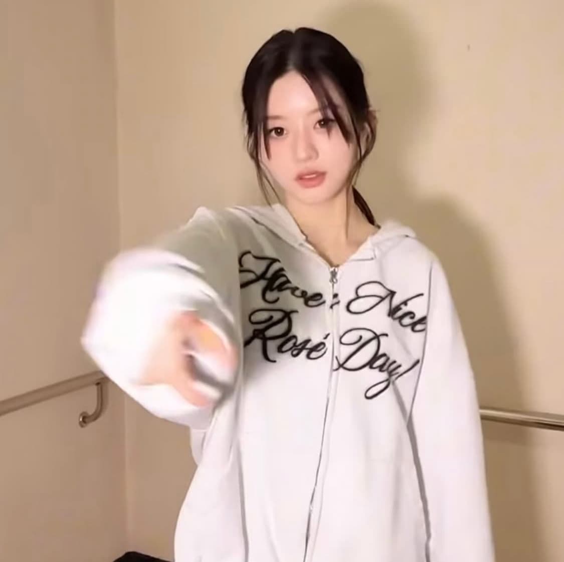 (아일릿 민주 착용) Spread Hood Zip-up [White] 상품이미지1