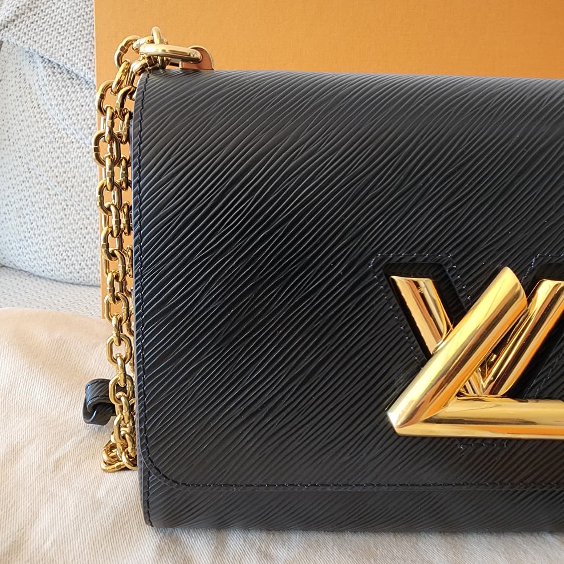 초민트급 루이비통 트위스트 MM 블랙 금장 상품이미지4