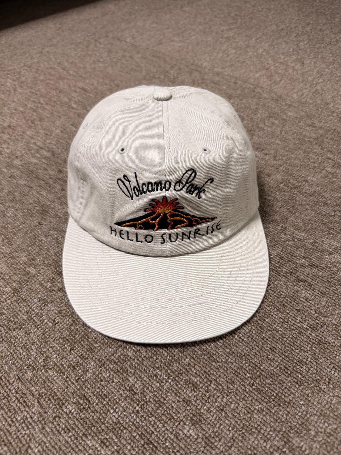 헬로선라이즈 볼케이노 로고 릴랙스드 핏 6패널 캡 웜 그레이 상품이미지1
