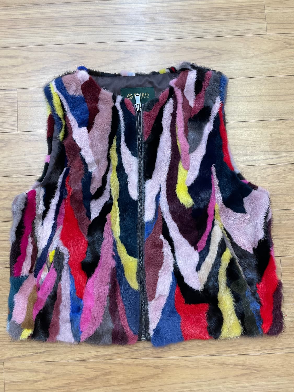 컬러풀한 유로 컬렉션 밍크 모피 조끼입니다. 독특한 색감 조합이 돋보이는 상품이미지1