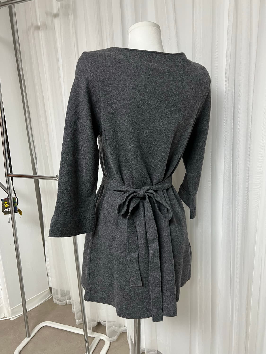 차콜 롱 슬리브 뒷리본 벨트 원피스 상품이미지5