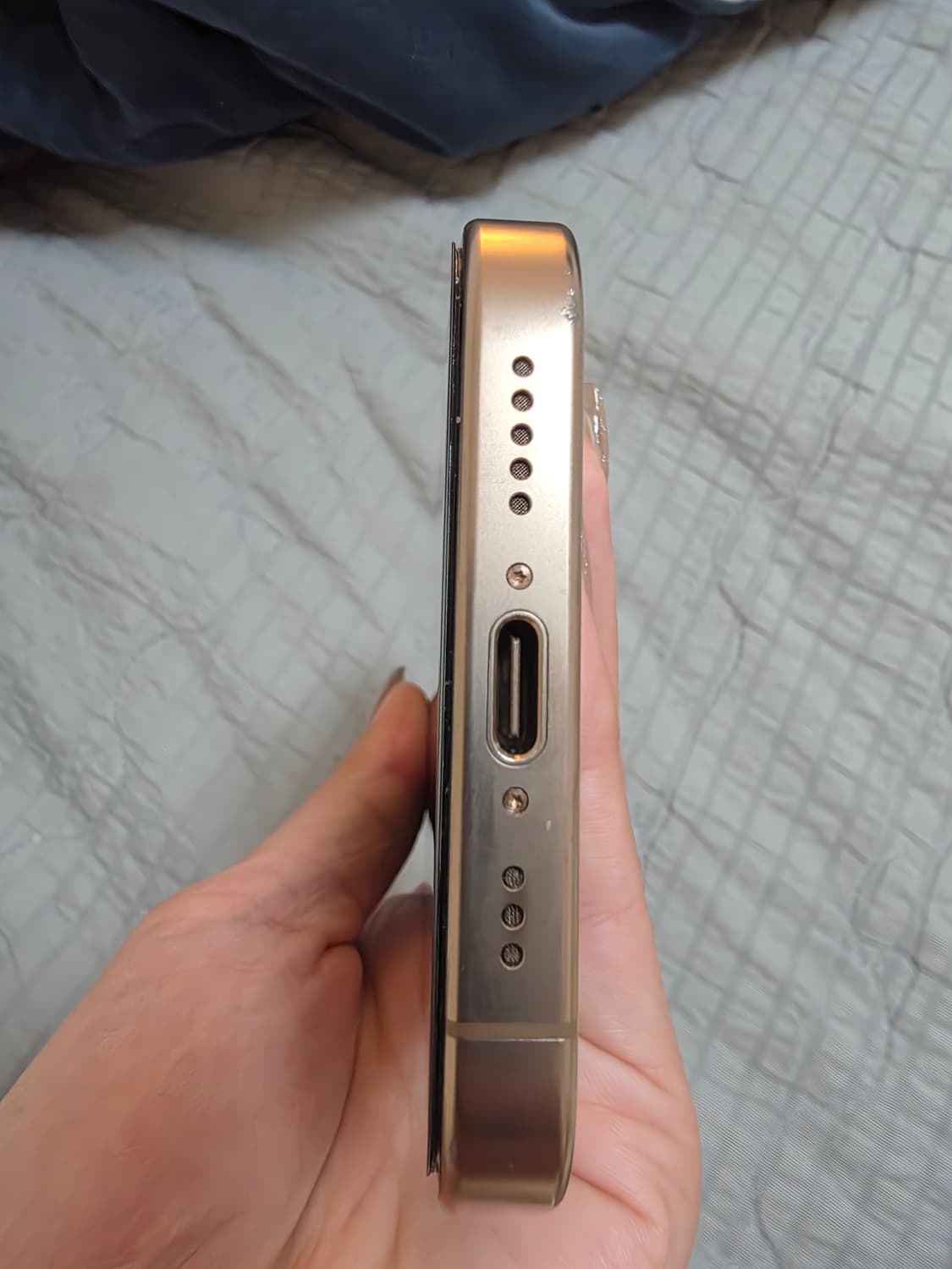 아이폰16프로 골드 상품이미지5