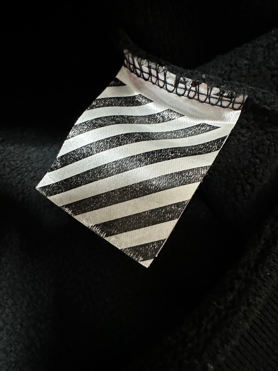 오프화이트 브이론 블랙 맨투맨 상품이미지7