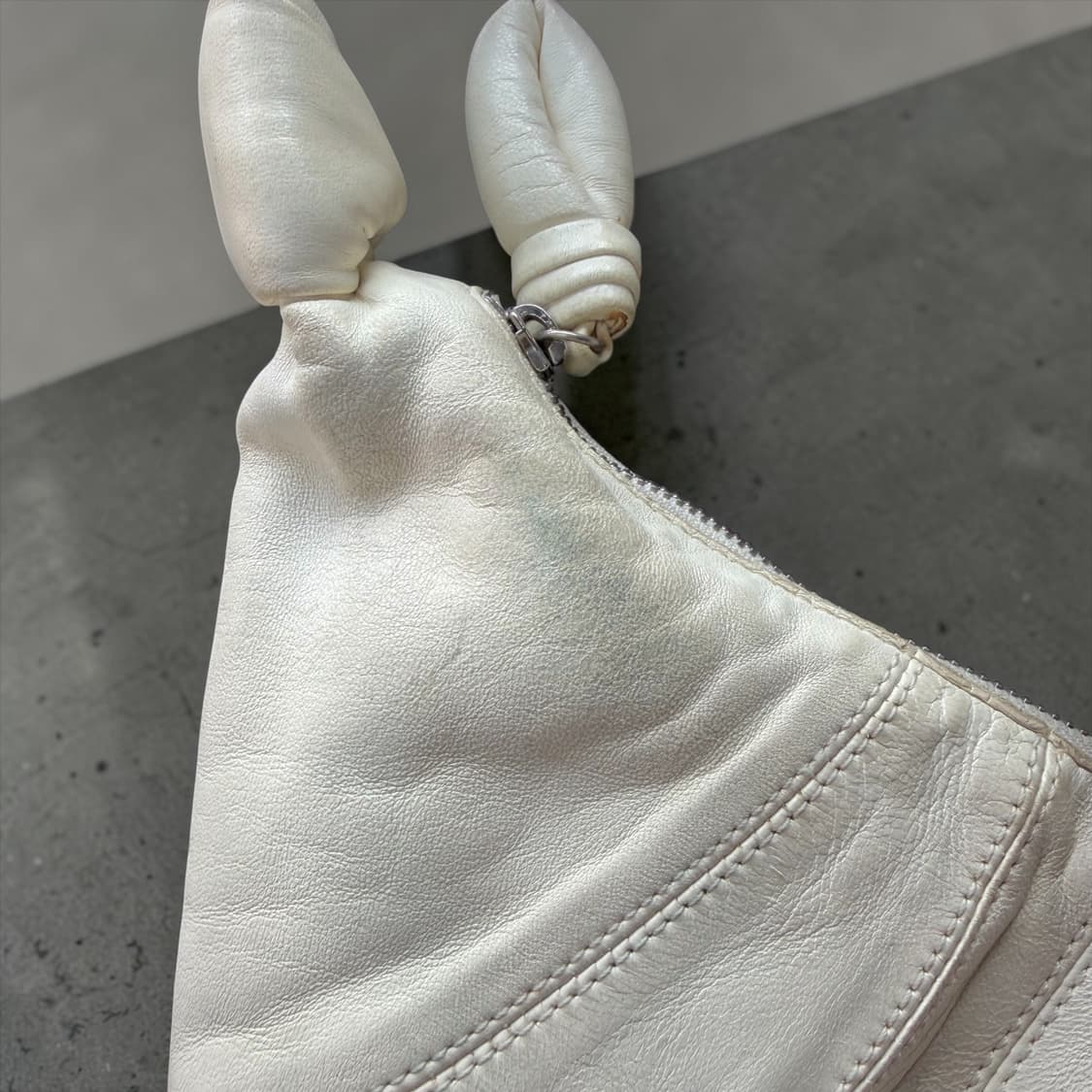 르메르 스몰 크루아상 나파 레더 크로스백 화이트 상품이미지7