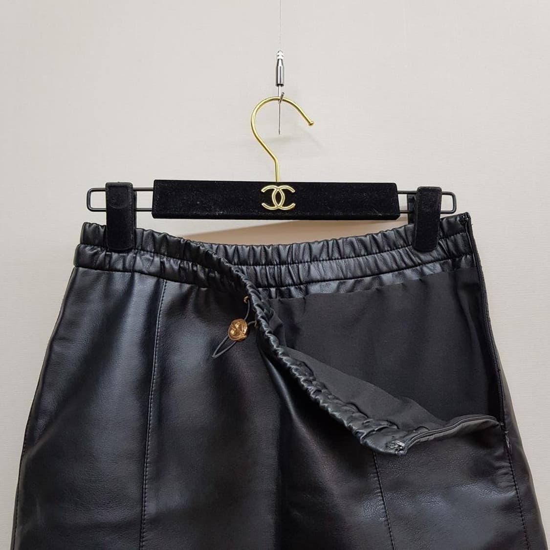 한섬 시스템 2023 에코 레더 밴딩 스커트 61-90사이즈 상품이미지2