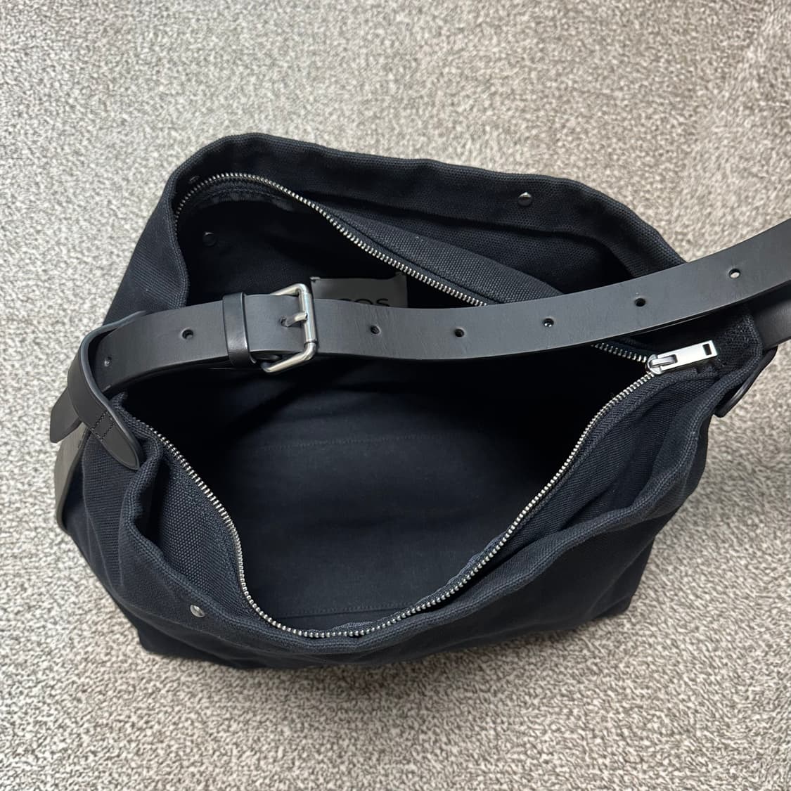 COS 캔버스 유틸리티 메신저 백 벨티드 토트백 상품이미지7