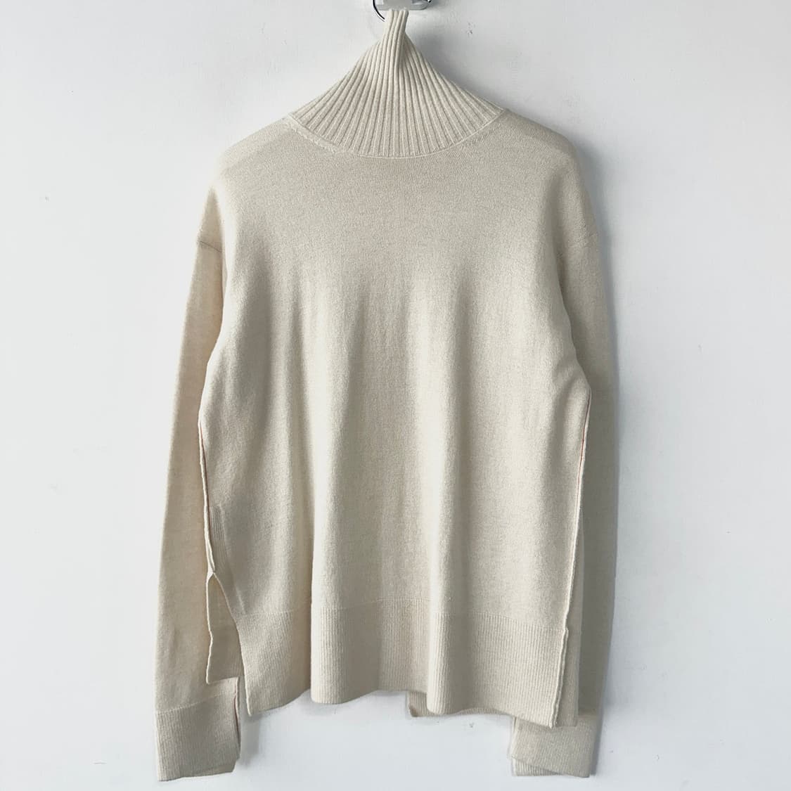 시스템 언발 헴 터틀넥 울 니트 (CREAM) 상품이미지4