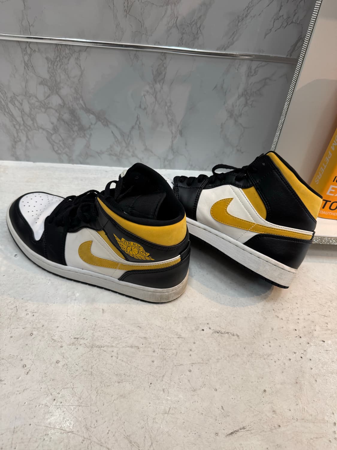 🟡 Nike Air Jordan 1 Mid ‘Taxi’ (블랙/오프화이 상품이미지4
