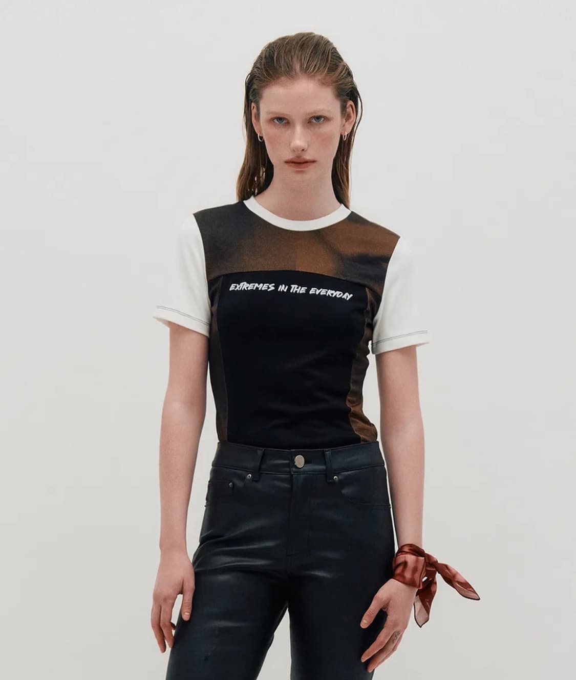 킴지수 그래픽 반팔 티셔츠_브라운 상품이미지1