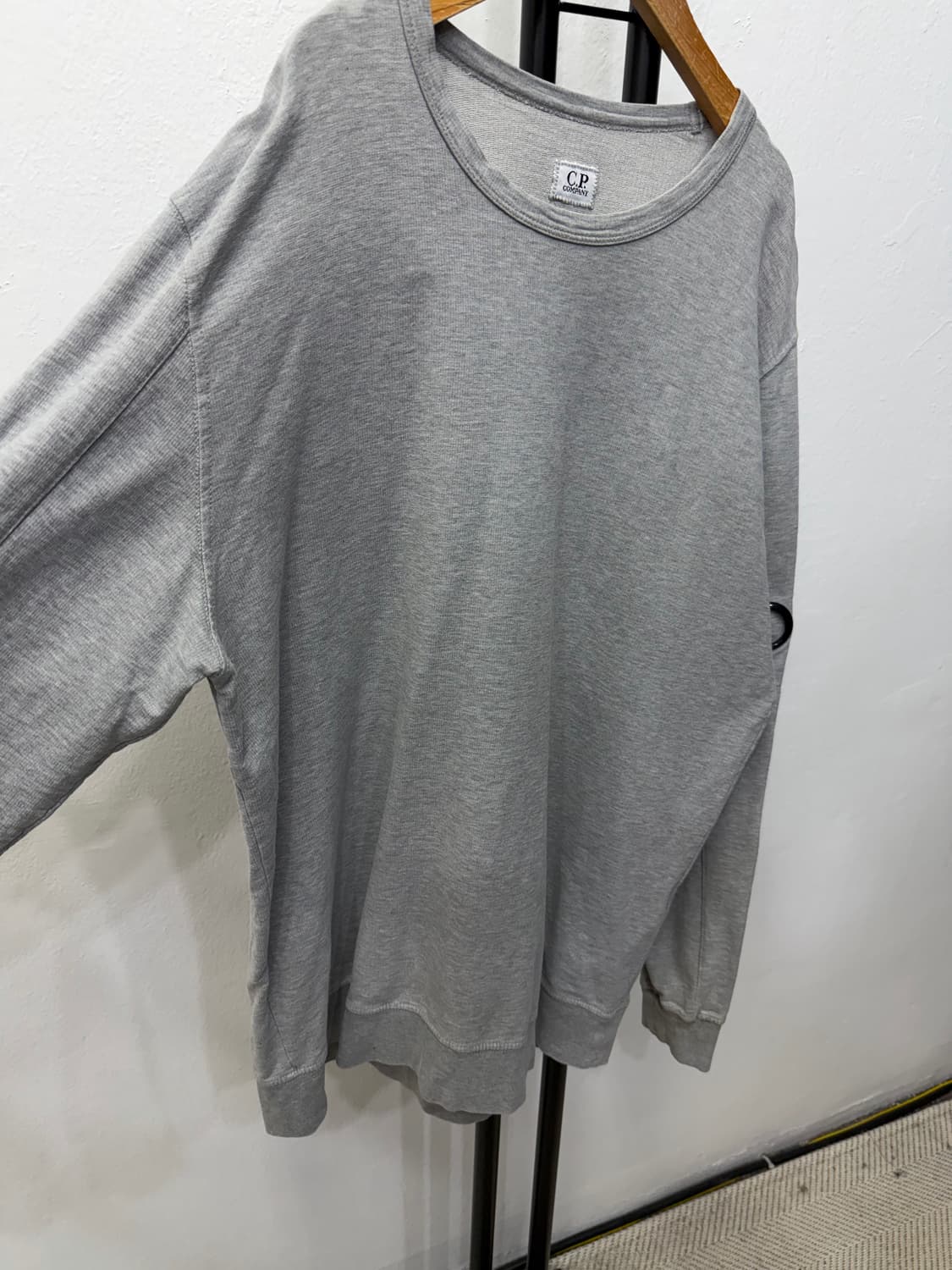 매장판정품) CP컴퍼니 21ss 남성 그레이 맨투맨 티셔츠 XXL 상품이미지2