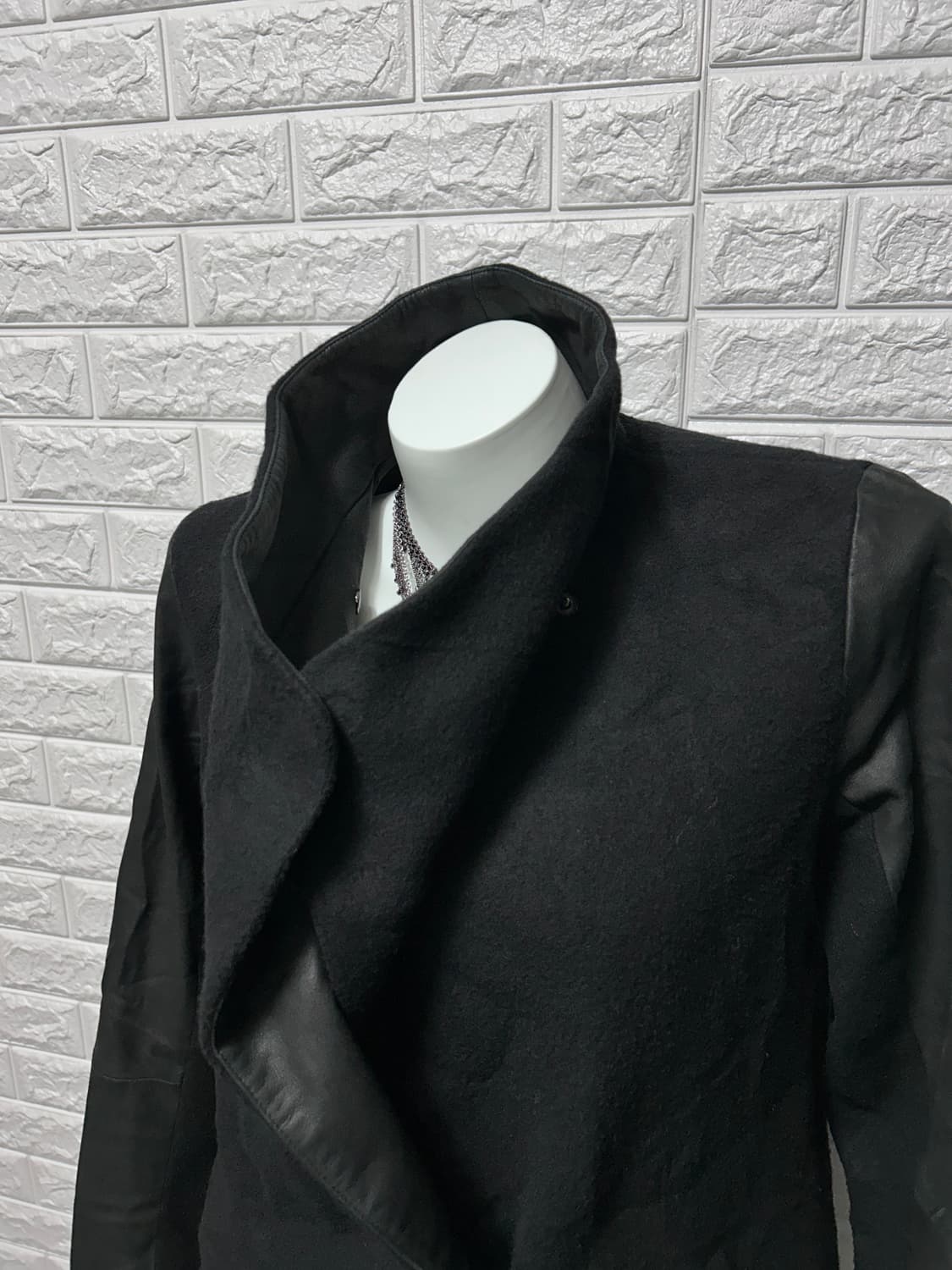 띠어리 울 드레이프 코트 레더 디테일 상품이미지4