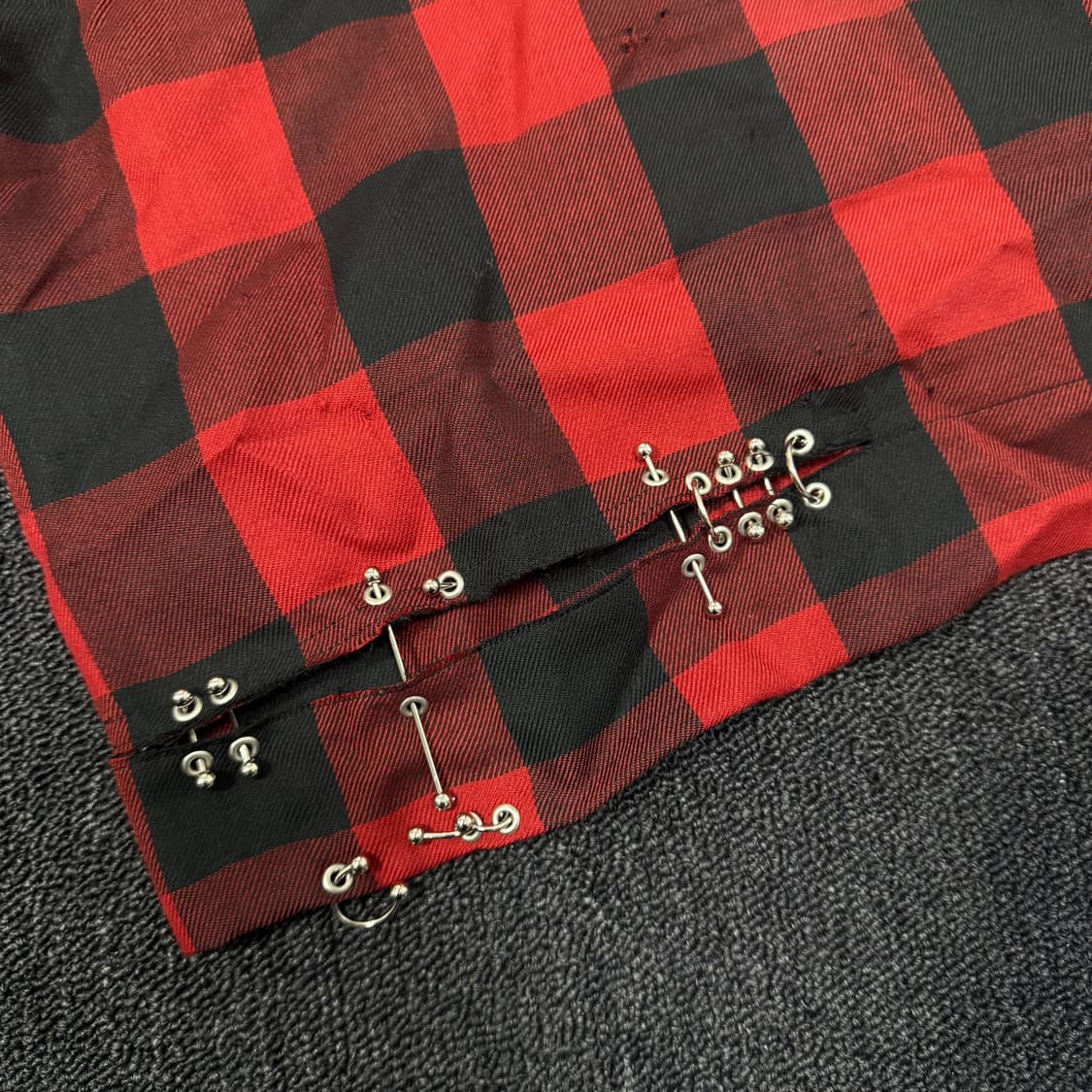 sacai 사카이 22ss 버팔로 체크 프린트 핀 디테일 탑 상품이미지4