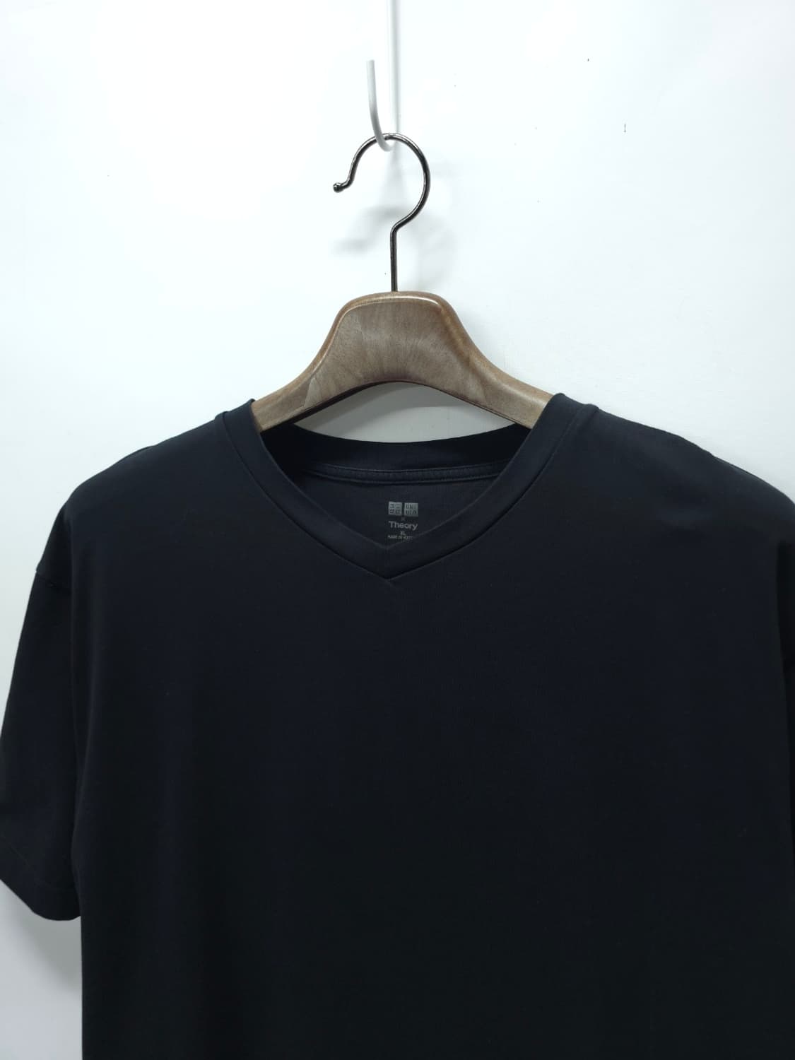 유니클로 X 띠어리 콜라보 V넥 남성 반팔 티셔츠 블랙 (105) 상품이미지3