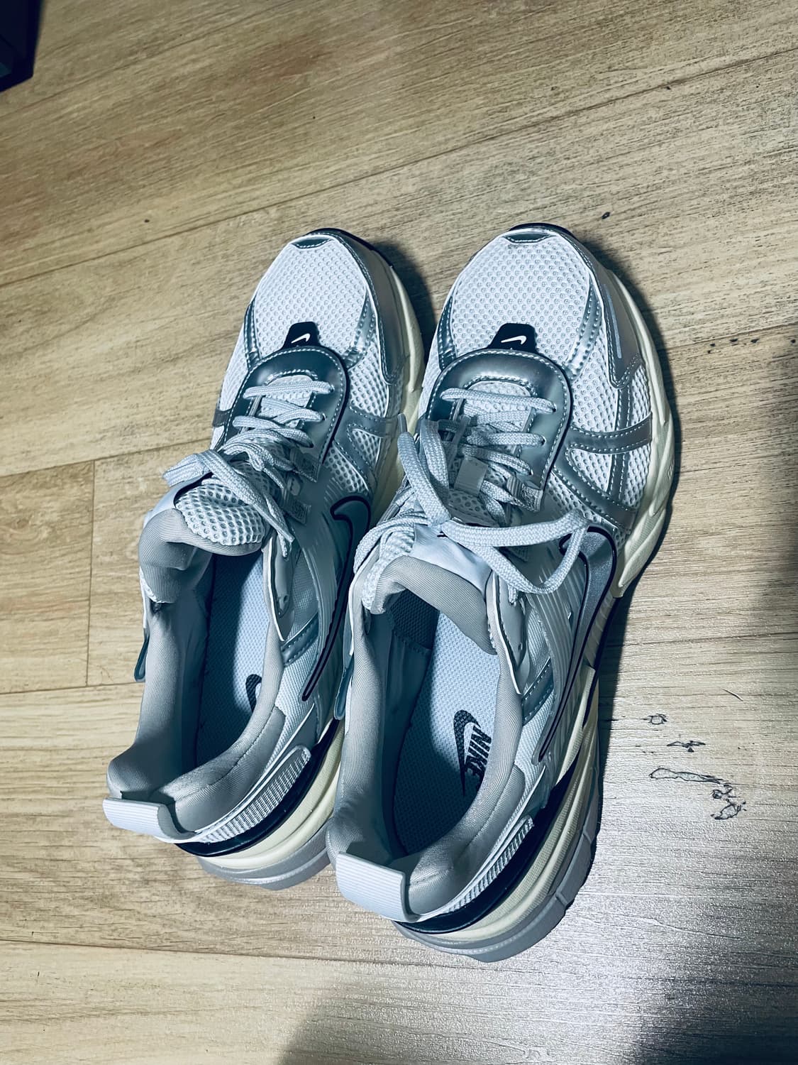 나이키 v2k 런테크 서밋화이트 메탈릭실버 275 상품이미지1