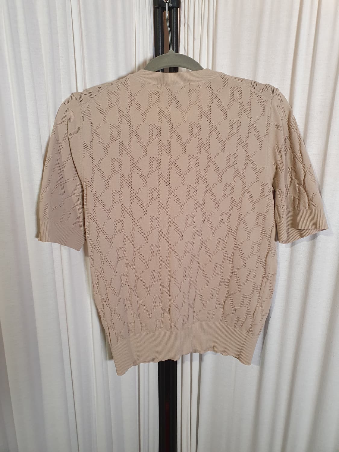 DKNY 로고 패턴 반팔 니트 Beige. 2508556 상품이미지2