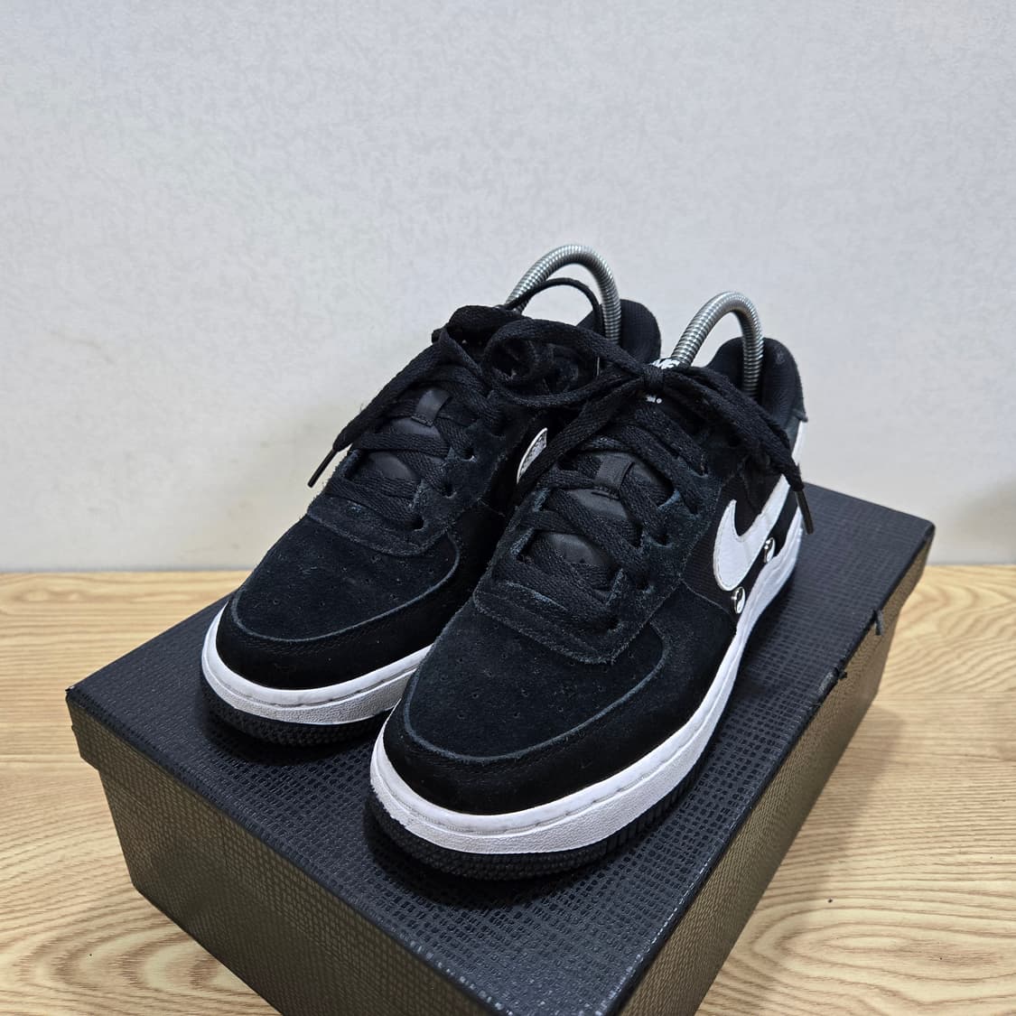 235 나이키 에어포스1 로우 검흰 스웨이드 상품이미지1