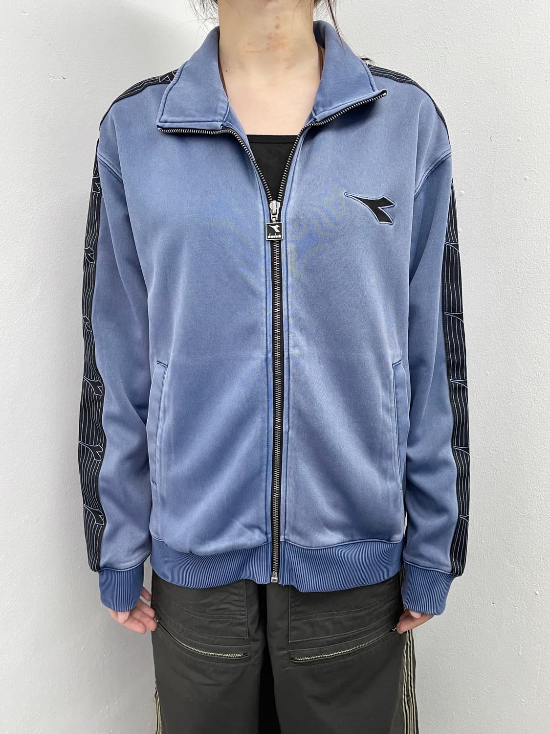 디아도라 사이드 로고 트랙집업 상품이미지3