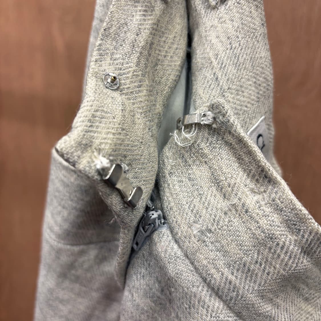 크리스찬 디올 하이웨스트 울 테일러드 팬츠 헤링본 핀턱 디테일 그레이 상품이미지9